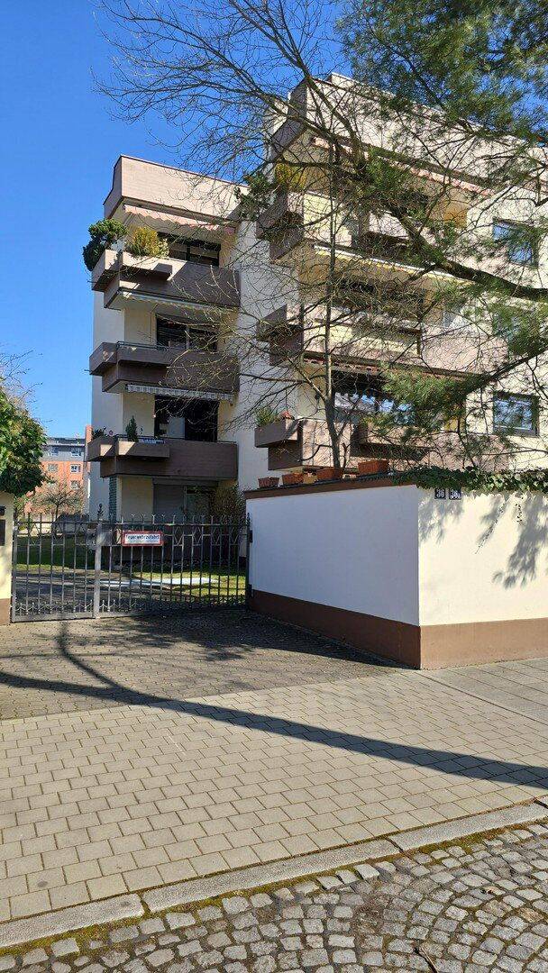 Möblierte 2 Zimmer-Wohnung mit Balkon in Nürnberg Maxfeld direkt am Stadtpark, 90409 Nürnberg (Großreuth h. d. Veste Gärten h. d. Veste Maxfeld Schoppershof)