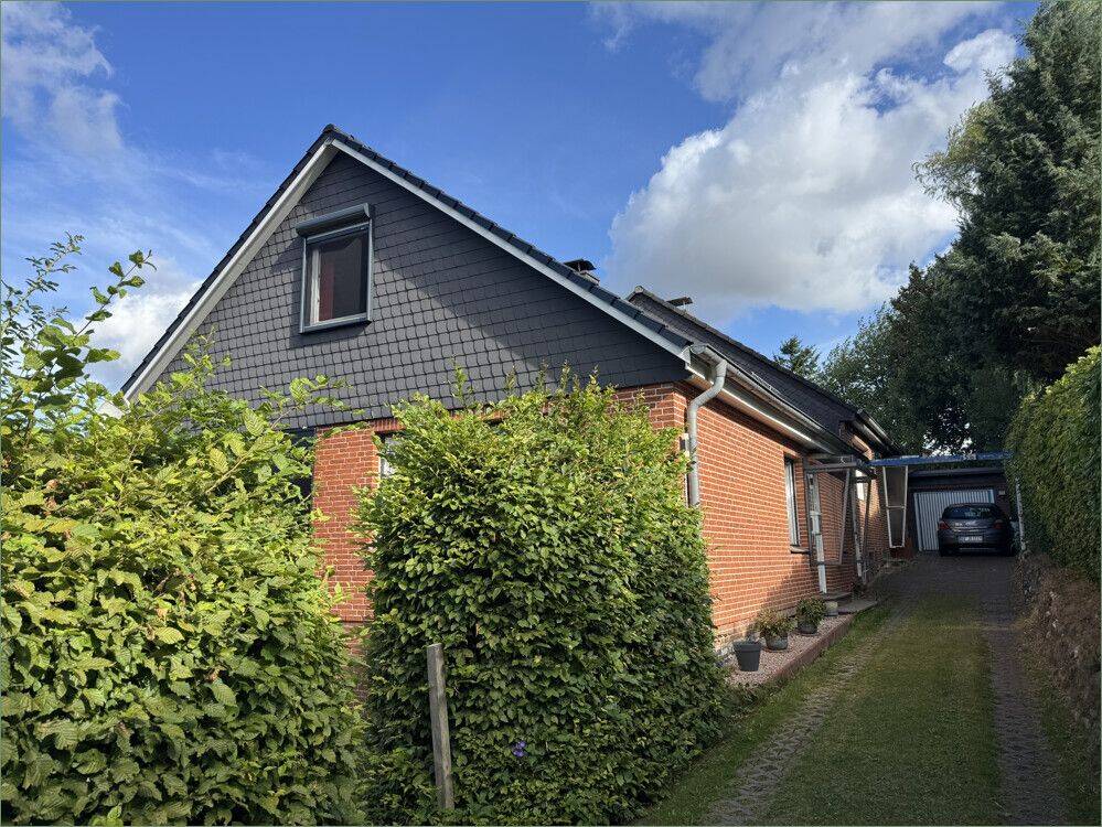 Charmante Doppelhaushälfte mit großem Grundstück in ruhiger Wohnlage von Westensee, 24259 Westensee