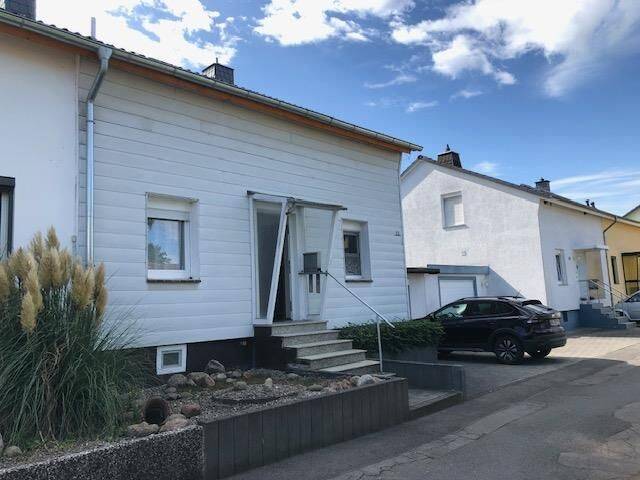 Renovierungsbedürftige Doppelhaushälfte in ruhiger, zentrumsnaher Lage, 37603 Holzminden