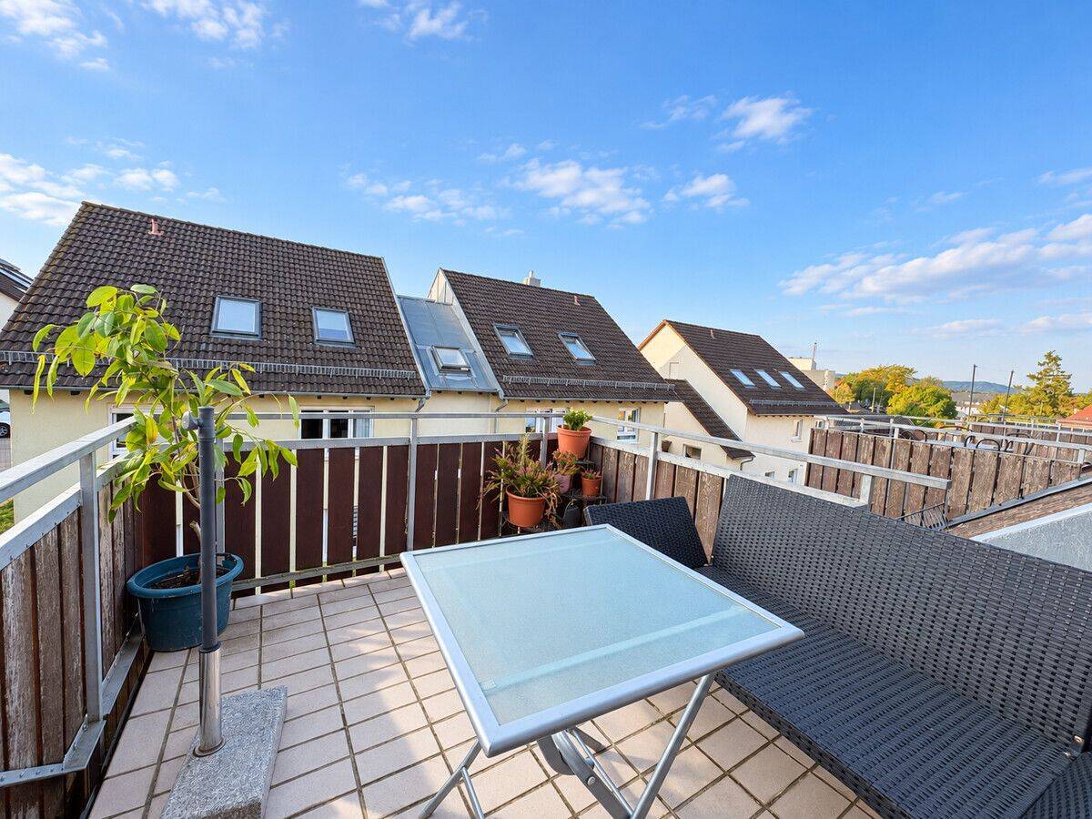Attraktive 3-Zimmer-Wohnung mit großzügigem Balkon, Tiefgarage und Stellplatz, 75334 Straubenhardt