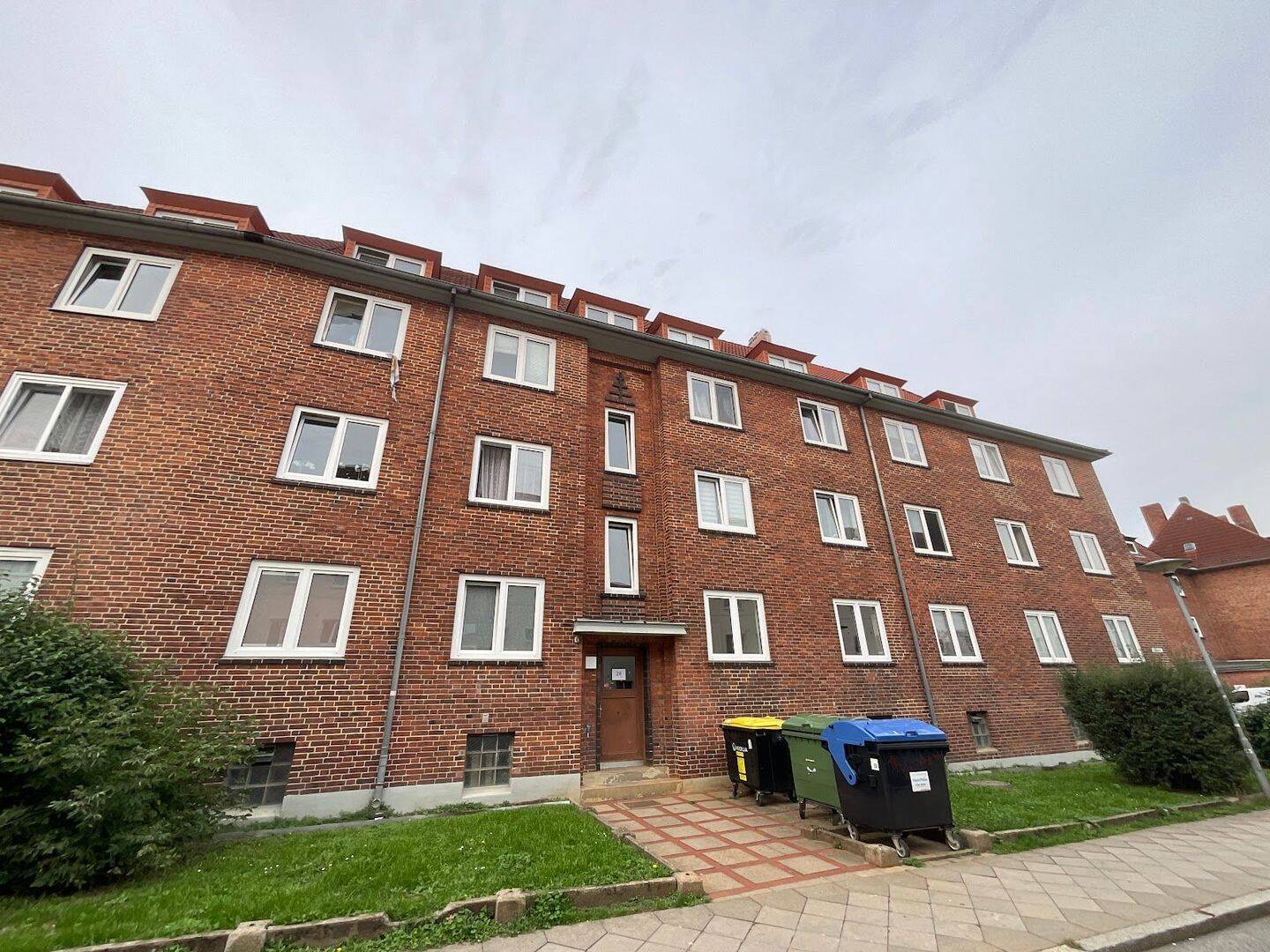2,5 Zimmer-Wohnung im Hochparterre mit kleinem Balkon und Tageslichtbad mit Dusche, 23558 Lübeck (Buntekuh Sankt Lorenz Nord Sankt Lorenz Süd)
