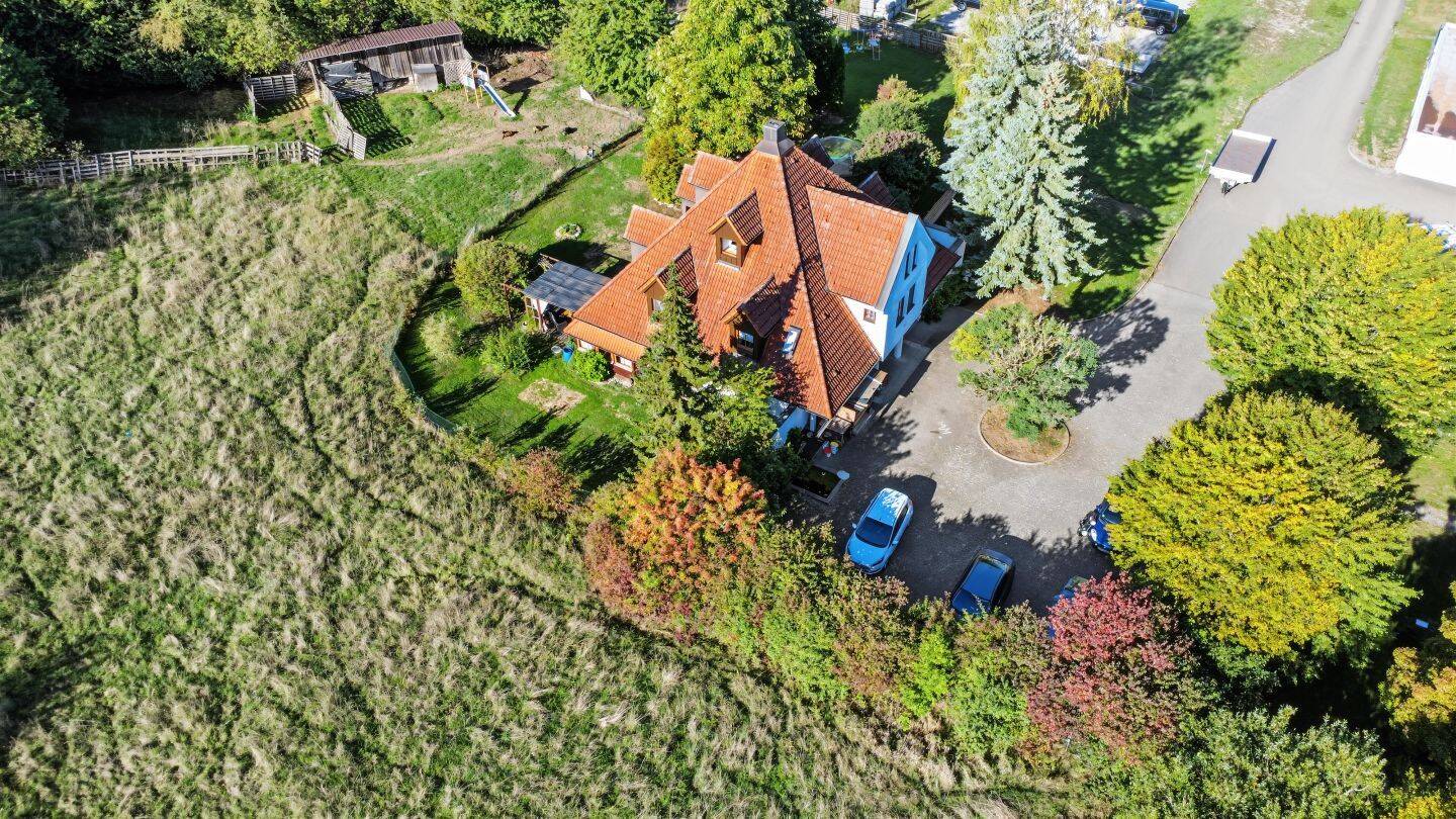 Zweifamilienhaus mit herrlicher Aussicht und zusätzlicher Grün- und Ackerfläche in Crailsheim, 74564 Crailsheim