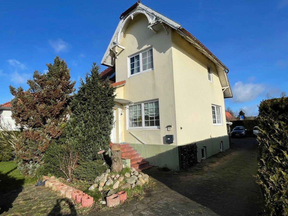 Einfamilienhaus mit Anbau und Nebengebäuden, 21706 Drochtersen