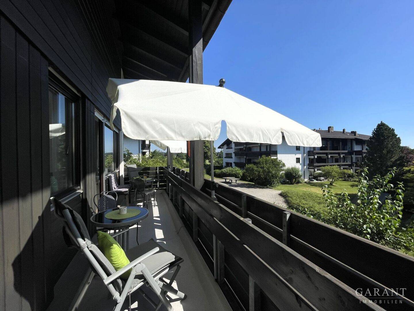 Helle 2 Zimmer-Mietwohnung mit großem Balkon & Blick ins Grüne – Toplage in Prien am Chiemsee, 83209 Prien a. Chiemsee (Prien)