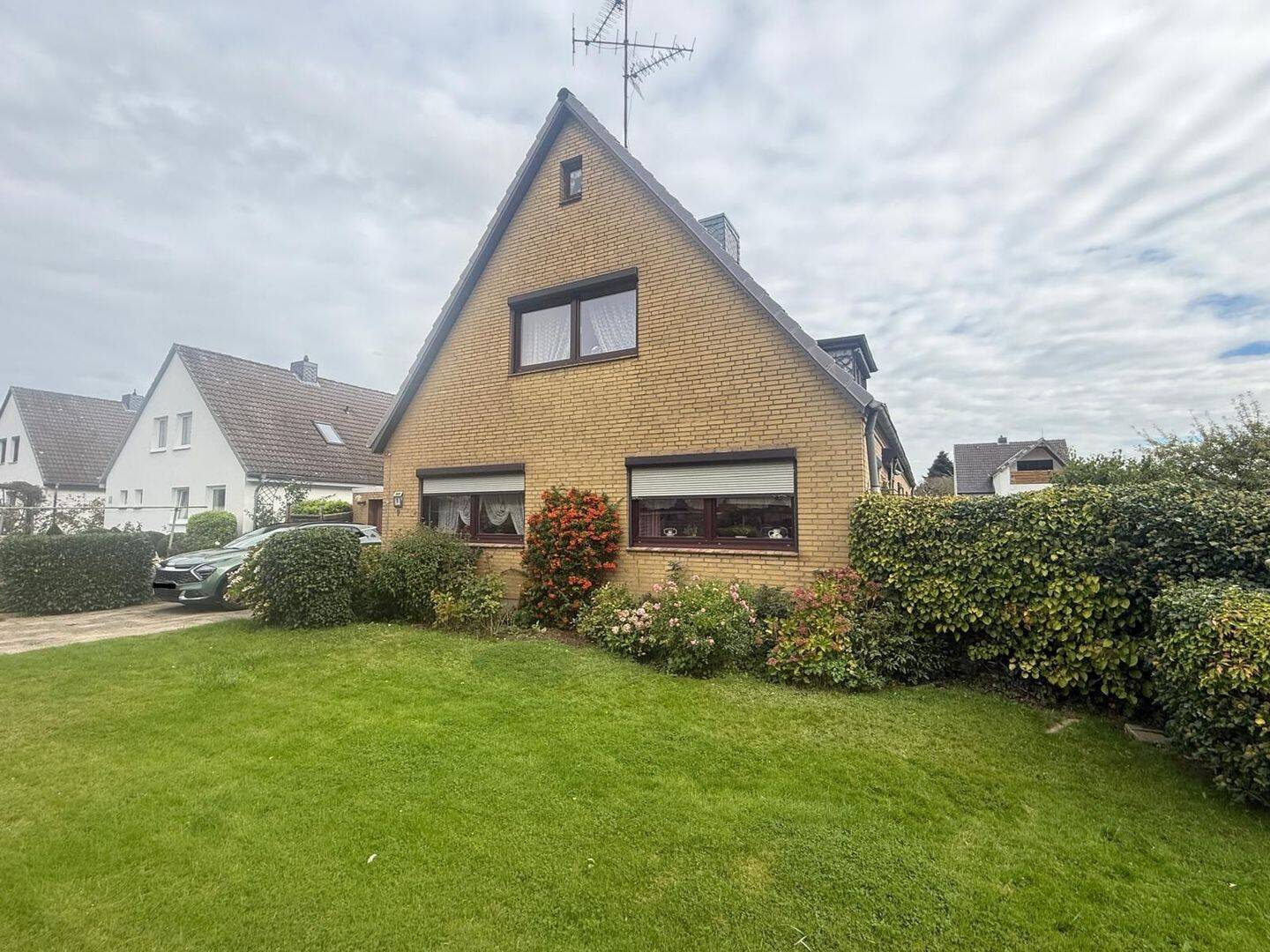 . Sanierungsbedürftige Doppelhaushälfte mit großem Grundstück, 23560 Lübeck (Moisling Sankt Jürgen)