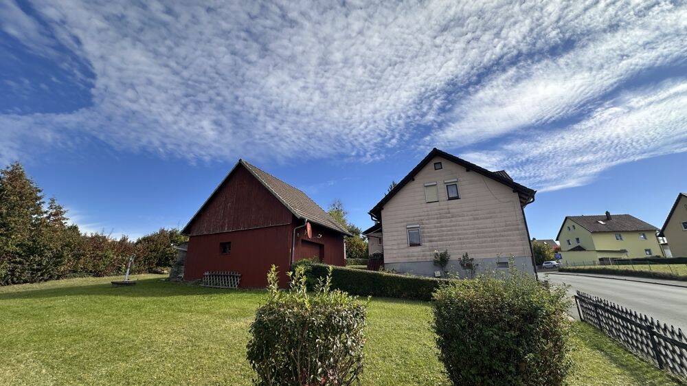 Renovierungsbedürftiges Einfamilienhaus mit großem Garten und eigenem Brunnen in Coburg-Scheuerfeld, 96450 Coburg