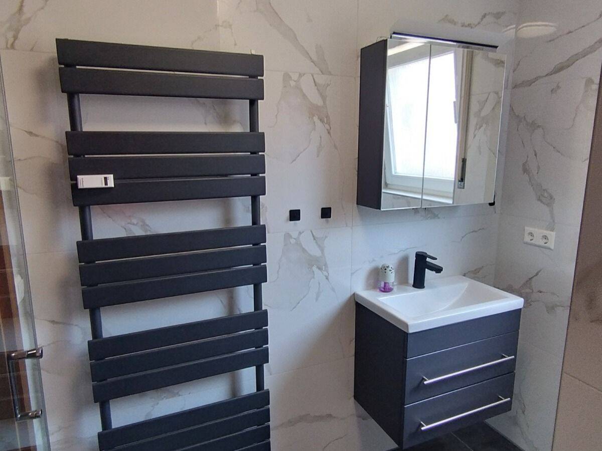 Ohne Renovierung sofort einziehen! Helle 3 Zimmer-Wohnung, super modemisiert, 2 Balkonen, EBK, Stellplatz, 70736 Fellbach