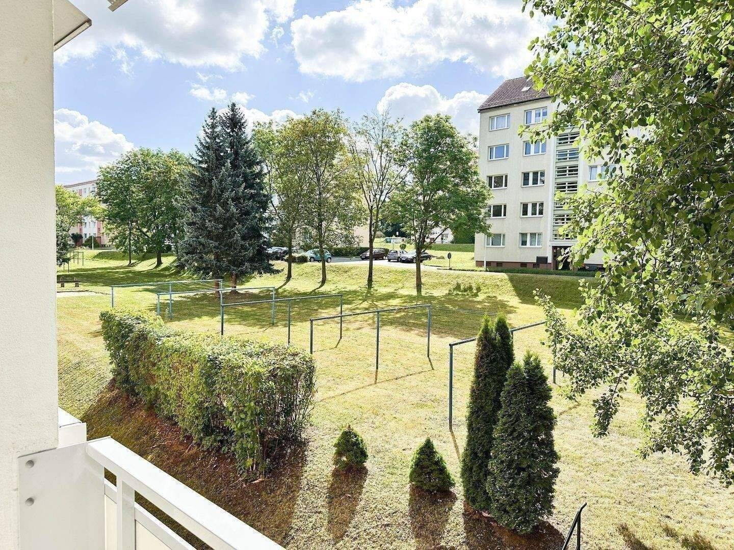Familienfreundliche 4-Zimmer-Wohnung mit großem Balkon, 8412 Werdau