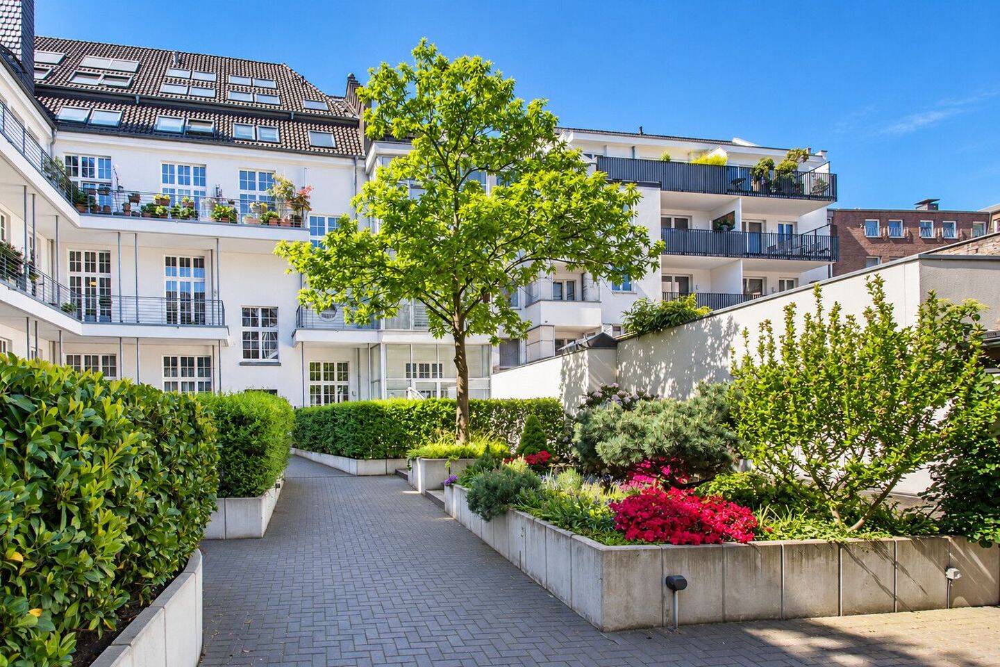Lichtdurchflutete Maisonettewohnung mit sonniger Terrasse und Galerieflair, 41460 Neuss
