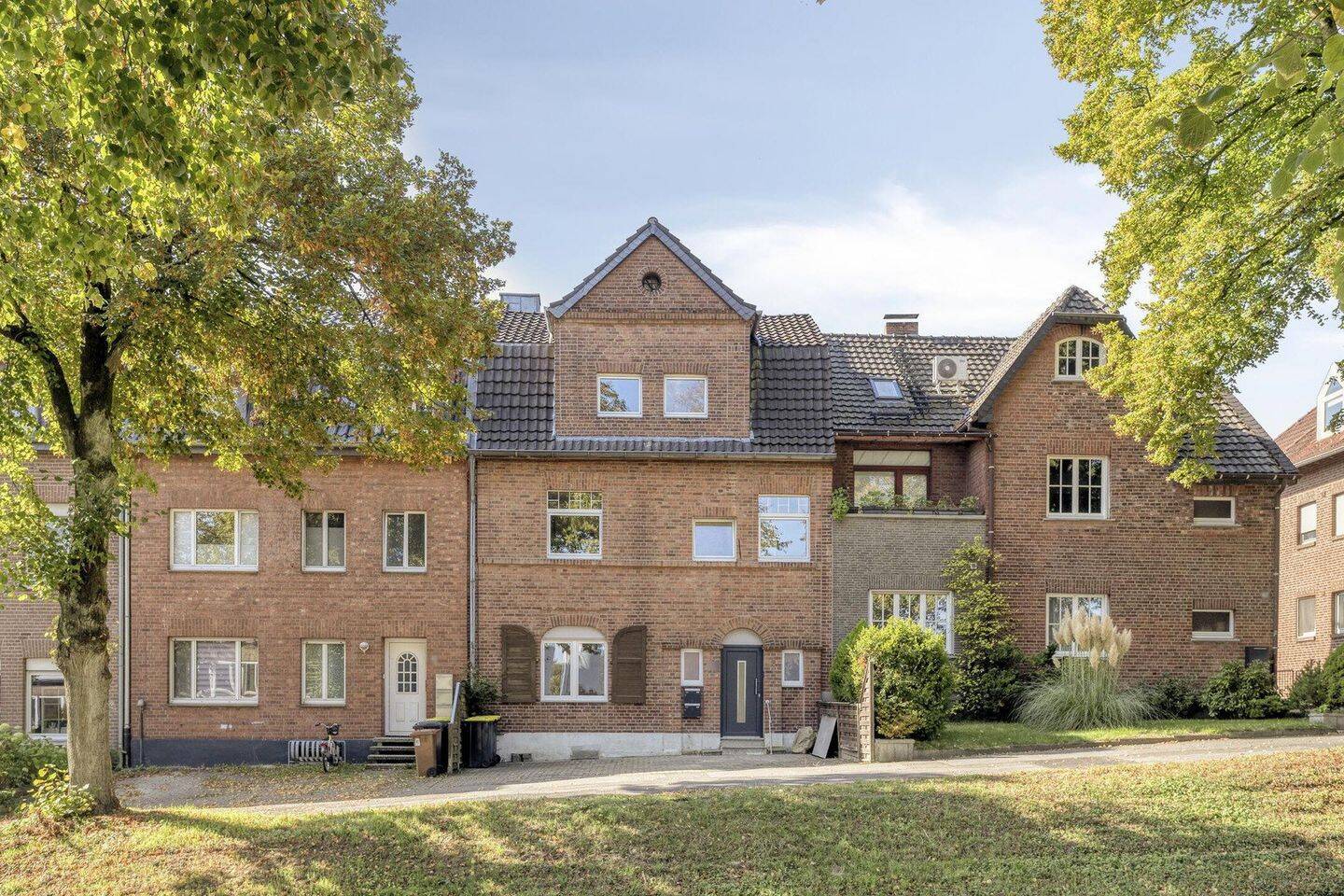 saniertes Zweifamilienhaus mit viel Platz. EG barrierearm .Nah an Wald & Zentrum. 8 Zimmer + 2x K+B, 47533 Kleve