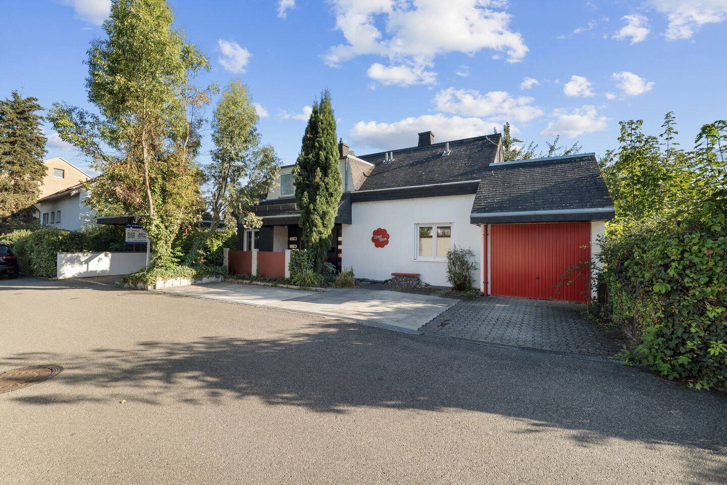 Architektenhaus mit Einliegerwohnung , beheizter Pool, Sauna und großem Garten in Breisach, 79206 Breisach am Rhein