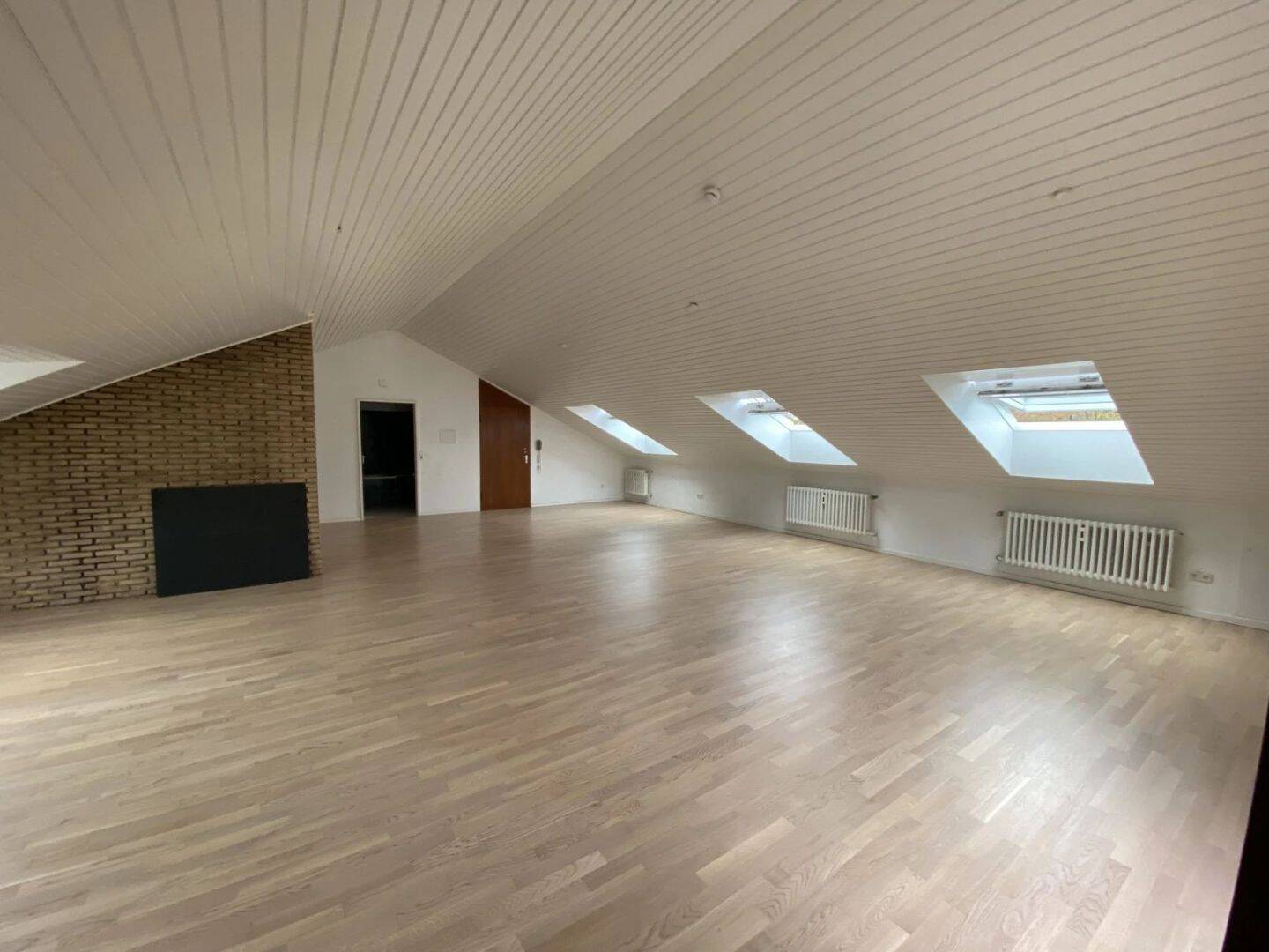 Außergewöhnliche DG-Wohnung mit kleinem Austritt, 41464 Neuss
