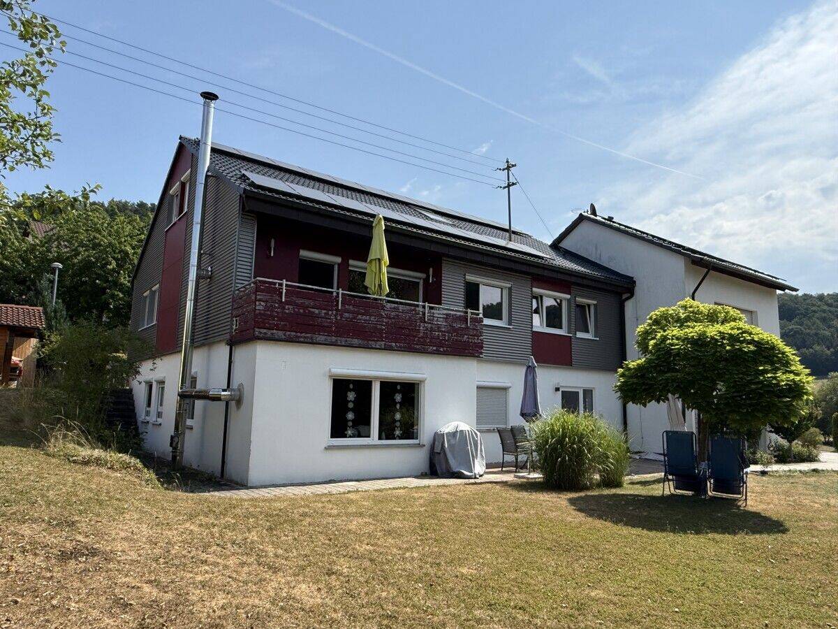 2 WOHNUNGEN – 1 PREIS: 4½-Zimmer-Etagenwohnung und 2½-Zimmer-Dachwohnung mit Balkon, Garten und Garage in Top-Randlage, 74544 Michelbach an der Bilz