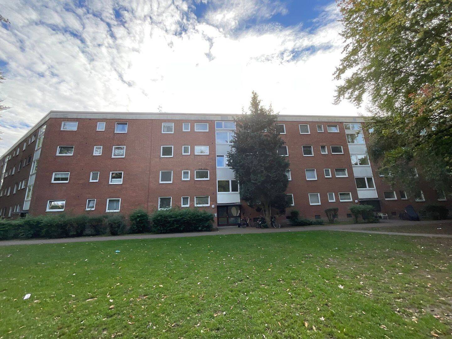Frisch renovierte 2,5 Zimmer-Wohnung mit Balkon und modernisiertem Tageslichtbad mit Wanne, 23558 Lübeck (Buntekuh Sankt Lorenz Nord Sankt Lorenz Süd)