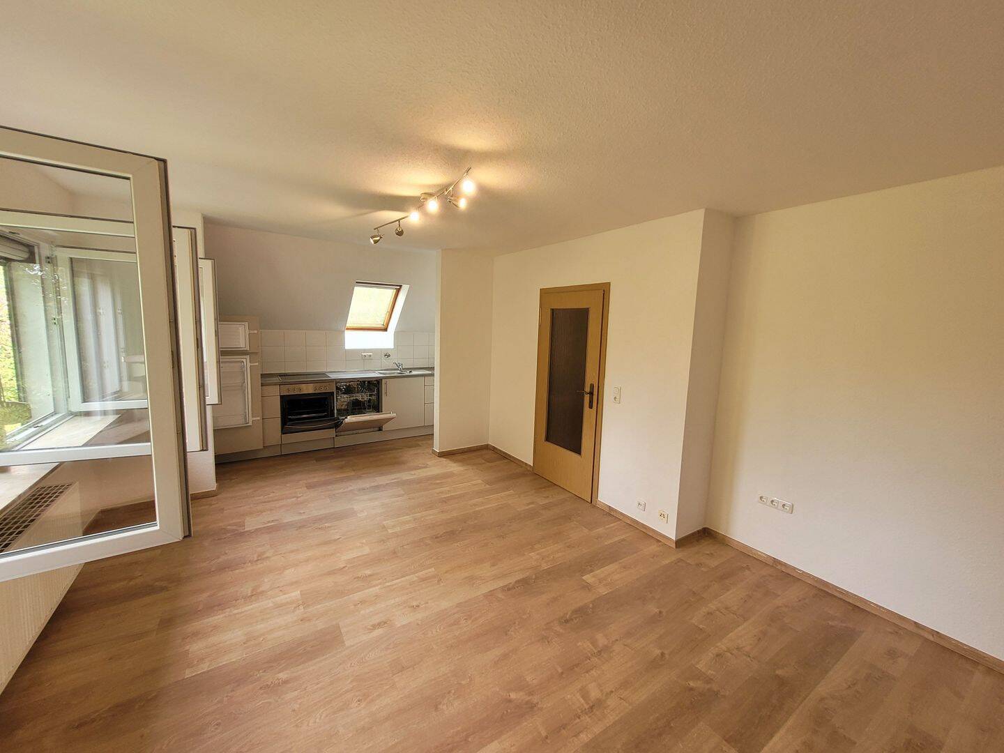 Helle 2-Zimmer-Dachgeschosswohnung mit EBK & Grünblick in Essen-Bergerhausen, 45136 Essen (Bergerhausen Huttrop Rüttenscheid)