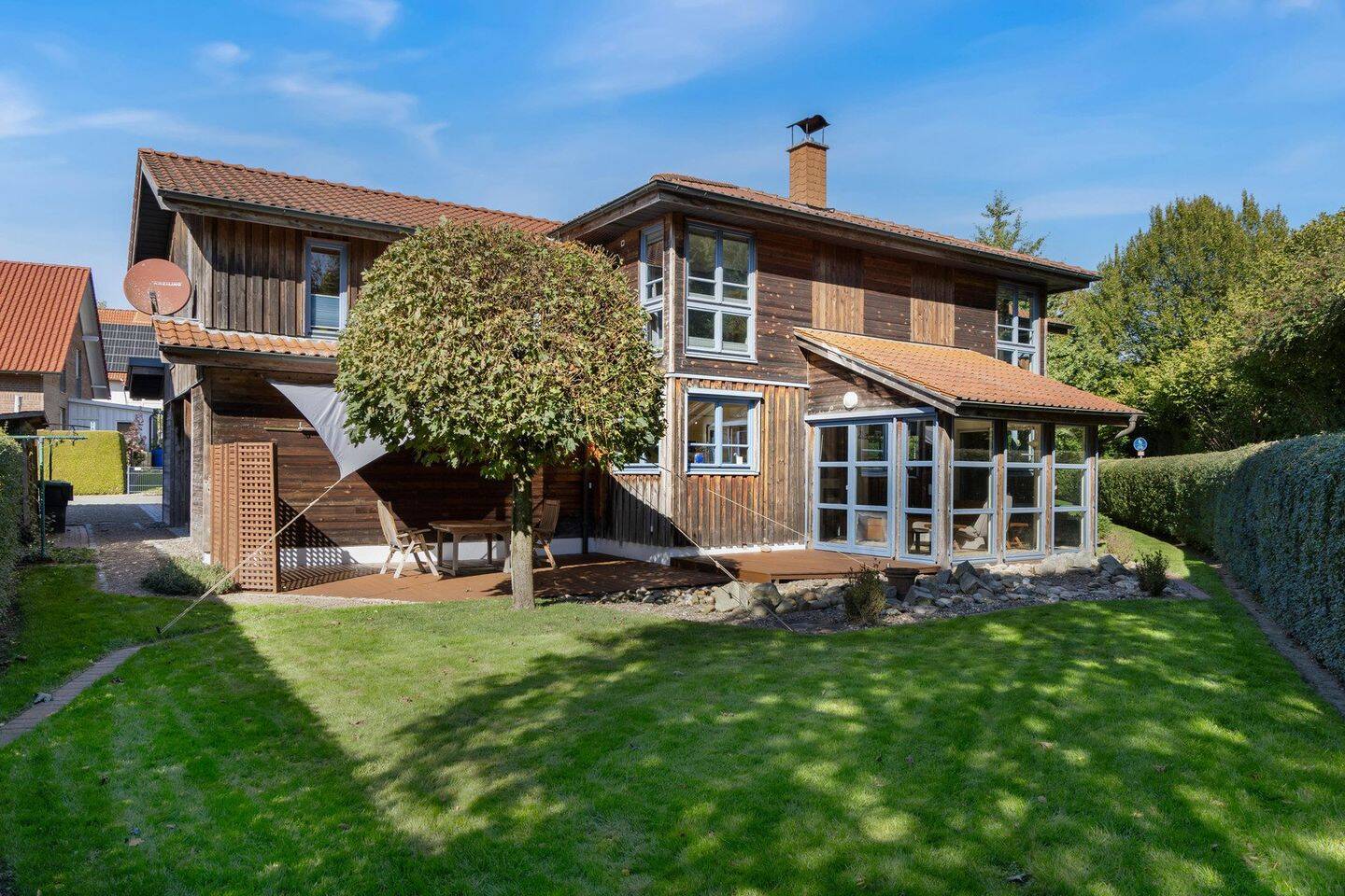 Zedernholzhaus mit Sauna, Werkstatt und Garten: viel Platz zum Wohnen, Arbeiten und Entspannen, 32657 Lemgo