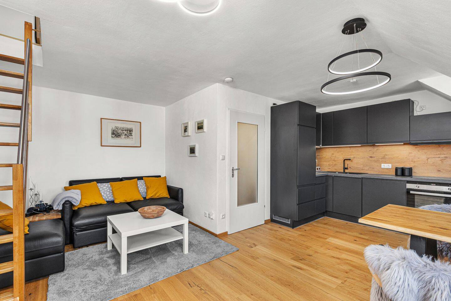 Maisonette-Apartment mit 42m² Nutzfl. | Modernisiert & Möbliert | Chance für Anleger & Selbstnutzer, 80809 München (Milbertshofen-Am Hart Neuhausen-Nymphenburg Schwabing-West)