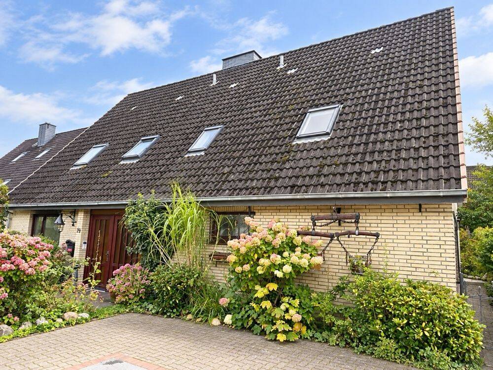 Nordseelage in Büsum: Attraktives Wohnhaus mit drei Einheiten – nur ca. 1 km zur Familienlagune, 25761 Büsum