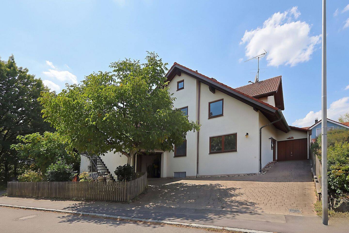 Großzügiges Zweifamilienhaus mit idyllischem Garten, 71522 Backnang