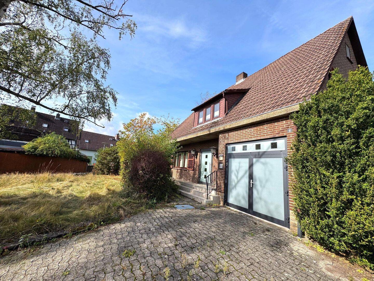 Einfamilienhaus mit großzügigem Grundstück, schöner Hofeinfahrt und Garage, 38685 Langelsheim