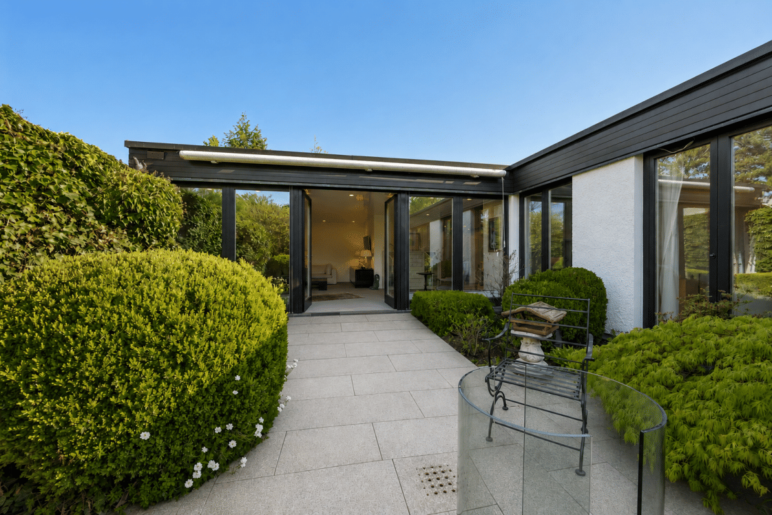 Über 300 m² Wohn- und Nutzfläche: Bungalow mit Atrium und zwei Wohnebenen – Platz für die ganze Familie, 70619 Stuttgart (Heumaden Lederberg Riedenberg Sillenbuch)