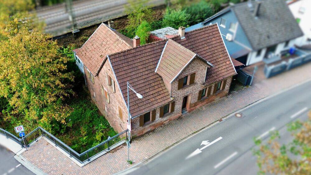 Großzügiges Einfamilienhaus mit Wintergarten, Garten und Doppelgarage in Weidenthal, 67475 Weidenthal