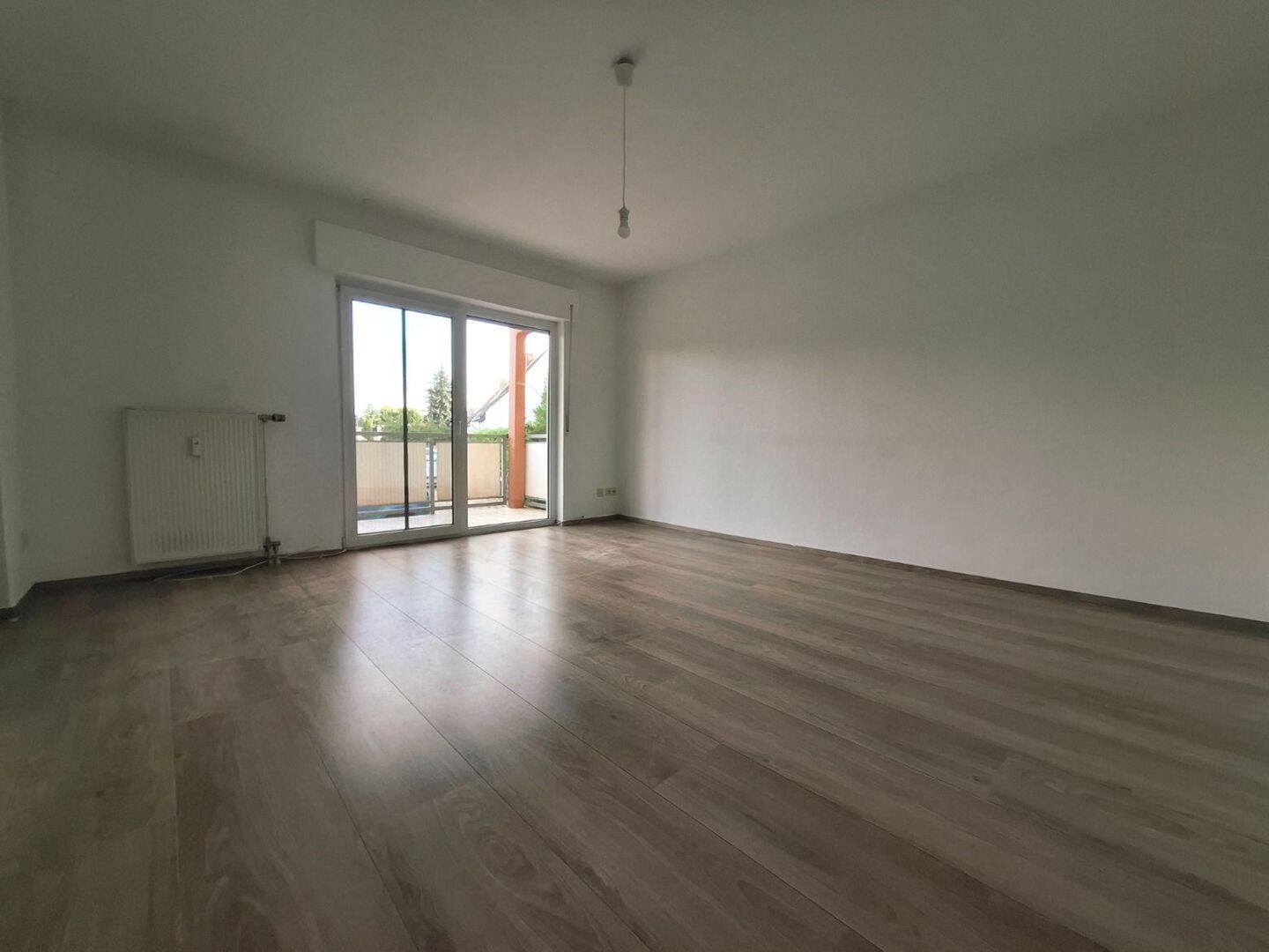Helle 2-Zimmer-Erdgeschosswohnung mit 11 m² Balkon, Küchenzeile und Stellplatz, 6463 Falkenstein/Harz