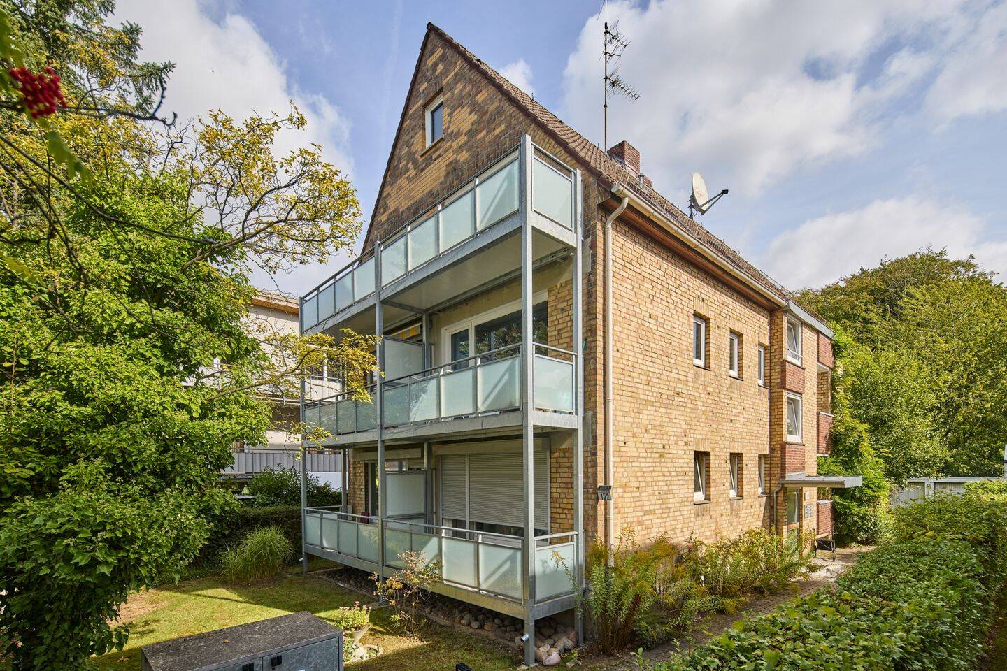 Klein, gemütlich, mit Potenzial – Dachgeschosswohnung mit großem Balkon und Garage in Iserbrook, 22589 Hamburg (Altona Blankenese Iserbrook Osdorf Sülldorf)