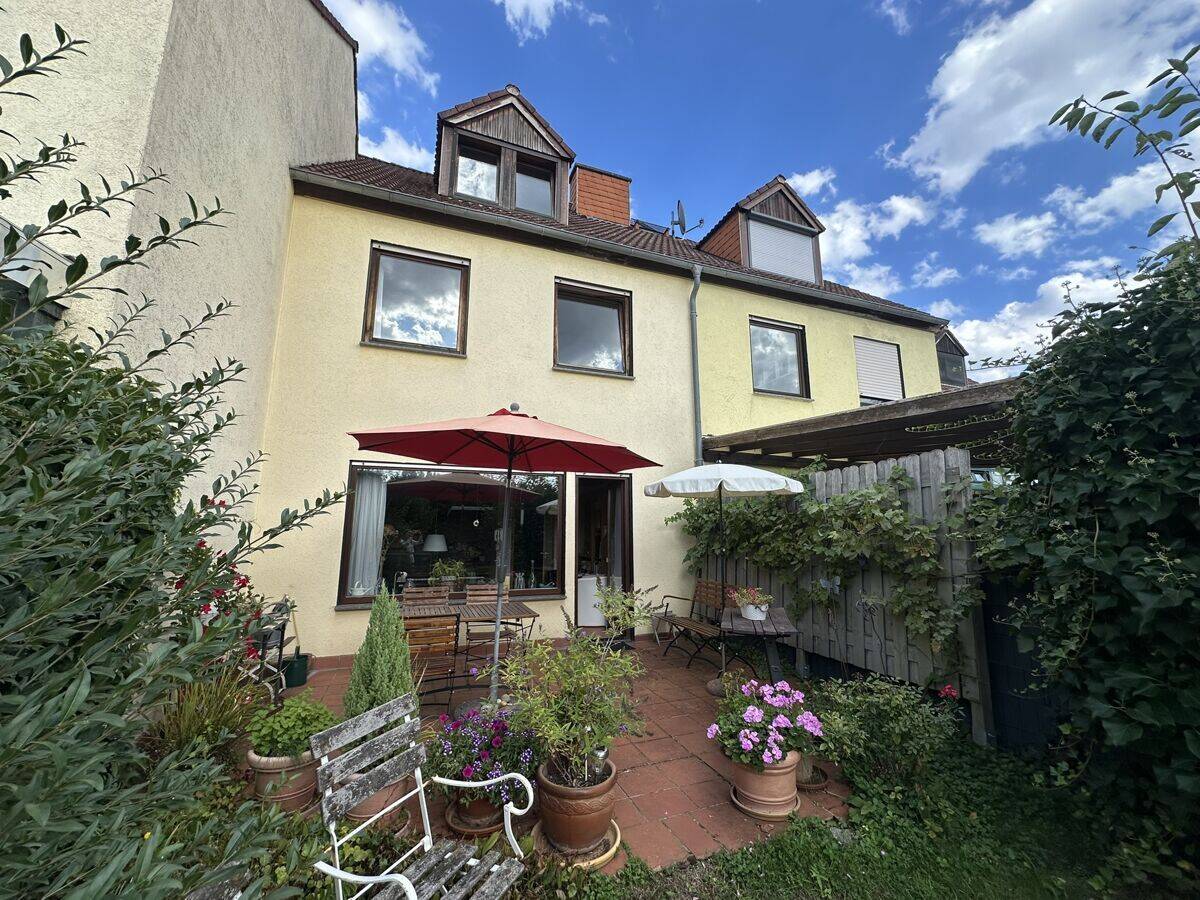 Familienfreundliches Reihenmittelhaus mit eigenem Garten, Terrasse und Garage in Kleinostheim, 63801 Kleinostheim