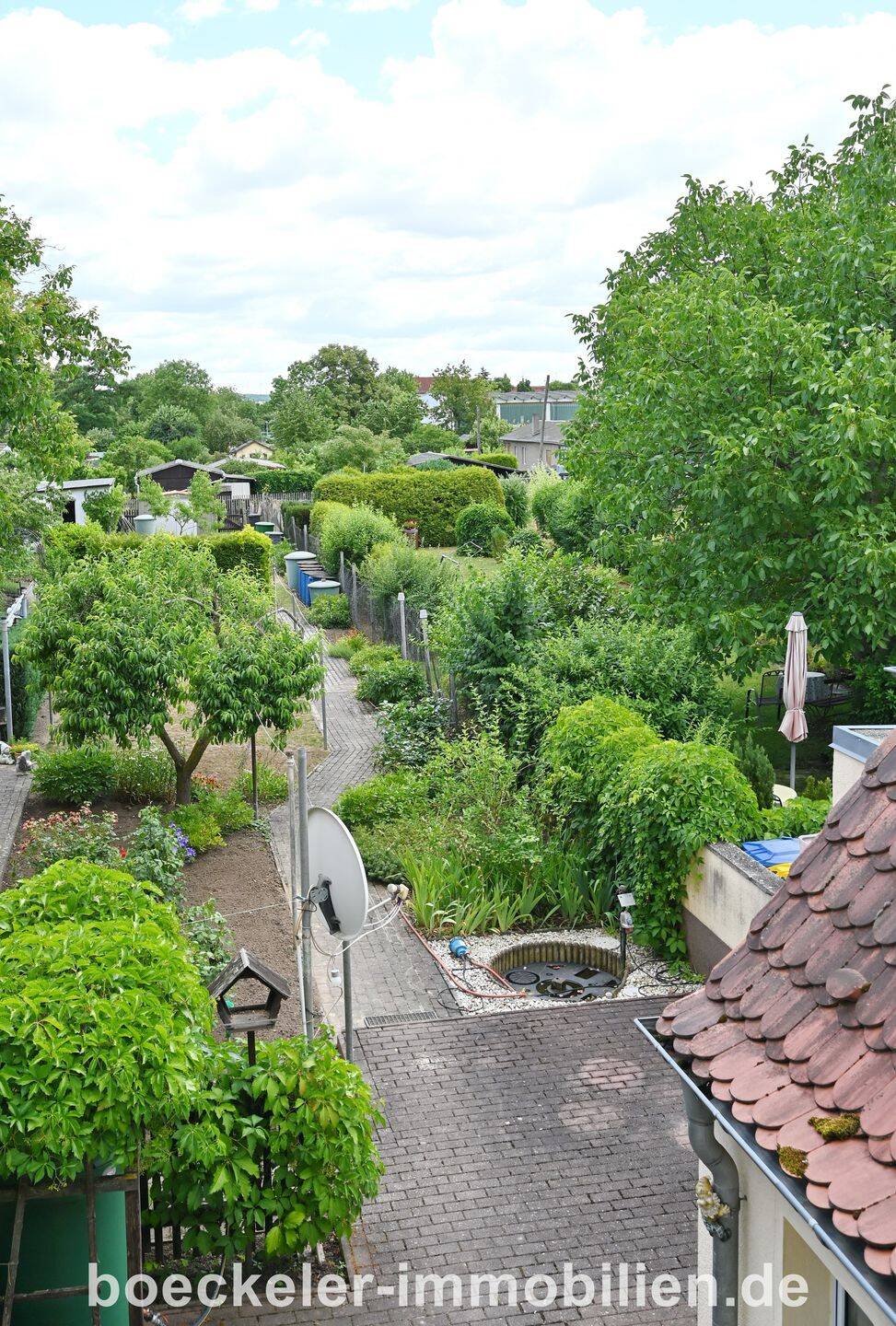 Modernisiert, gepflegt, bezugsbereit – Reihenmittelhaus mit großem Grundstück in beliebter Wohnlage, 6618 Naumburg (Saale)