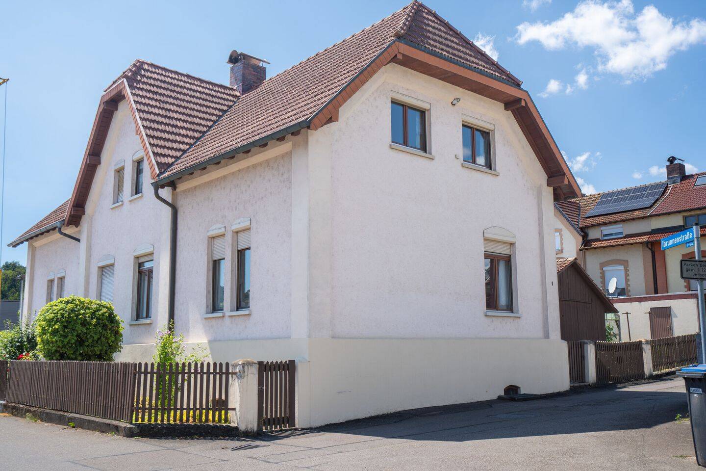 Doppelhaushälfte mit Garage und Garten – zentrumsnahe Wohnlage in Unterlauchringen, 79787 Lauchringen