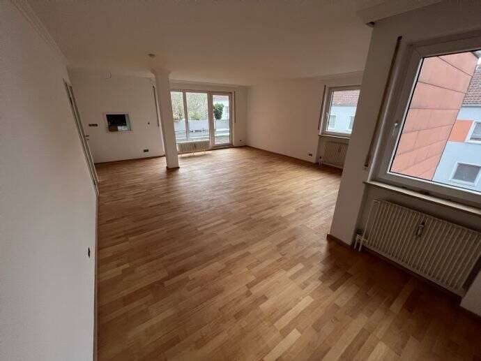 Perfekte Lage und Infrastruktur – Große 3-Zimmer-Wohnung mit Südterrasse im 2. Stock, 97082 Würzburg (Altstadt Heidingsfeld Steinbachtal Zellerau)