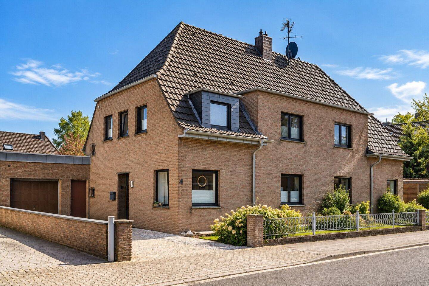 Kernsaniert & einzugsfertig: Doppelhaushälfte mit Garten und großer Garage in Goch, 47574 Goch