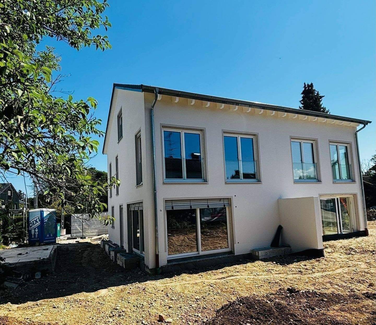 Bald bezugsfertig: exlusive Neubau-DHH mit großem Südgarten, 82152 Krailling