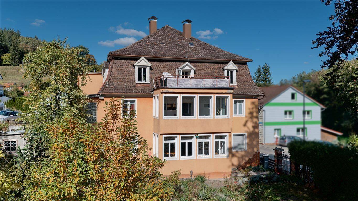 Historische Unternehmervilla von 1796 mit drei Wohneinheiten und parkähnlichem Garten, 78333 Stockach