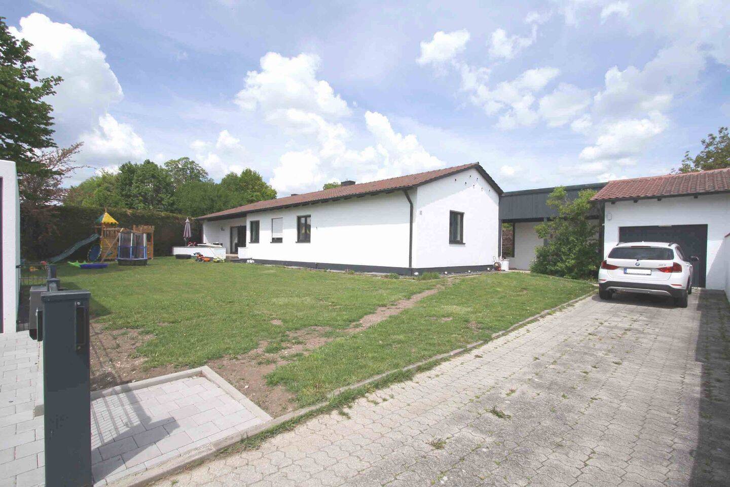 Wohnen auf einer Ebene: Renovierter Bungalow mit großem Garten und Garage in Essenbach, 84051 Essenbach