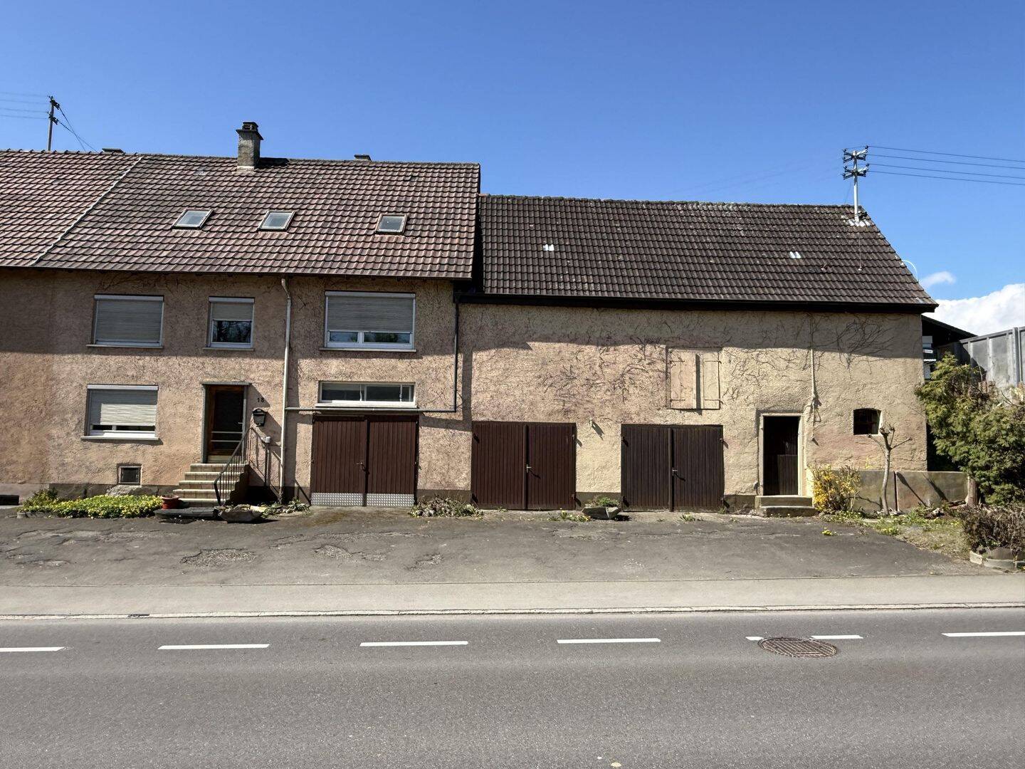 Günstige Doppelhaushälfte mit Scheune, Garagen und kleinem Garten, 88525 Dürmentingen