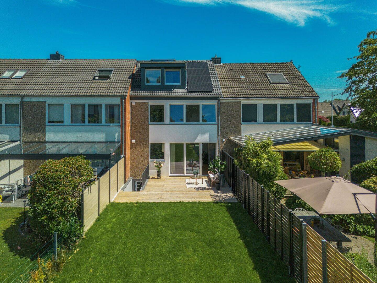 Erstbezug nach Kernsanierung: Reihenhaus A+ inkl. Einbauküche, Wärmepumpe, PV, Südgarten & Garage, 22885 Barsbüttel