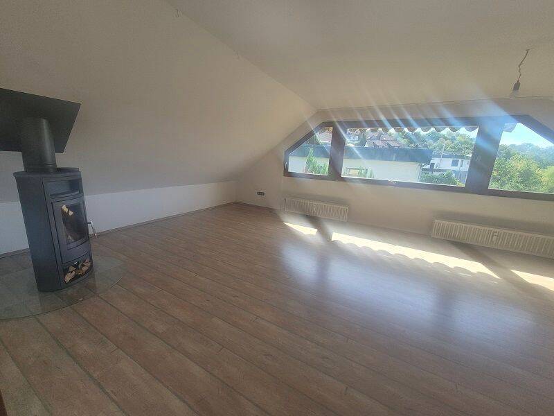 Schöne 3-Zimmer-Dachgeschosswohnung mit Kamin, Einbauküche und Gartenanteil in Gummersbach-Bernberg Süd, 51647 Gummersbach