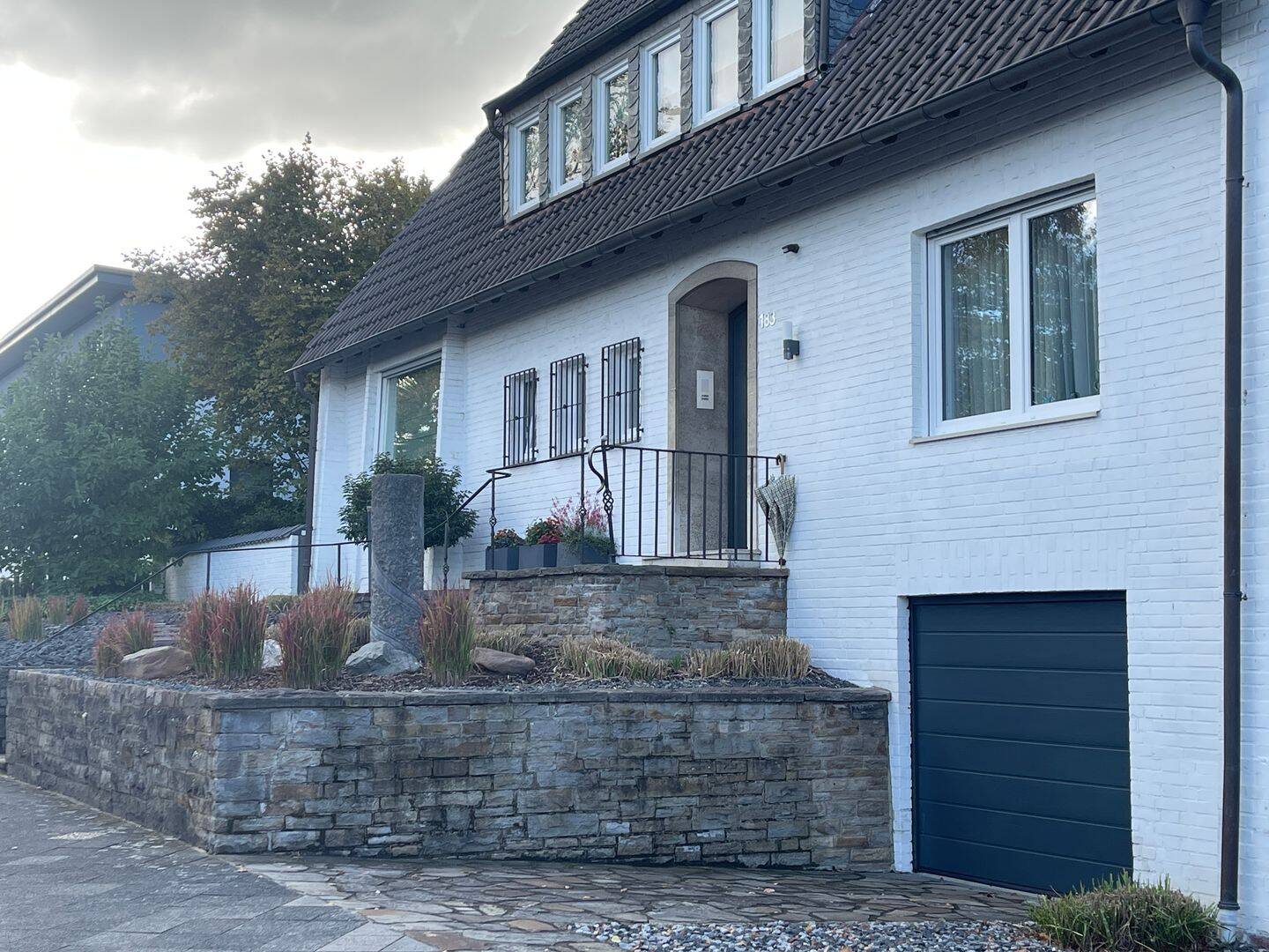 Exklusives 1-2 Familienhaus mit großzügigem Garten, Swimmingpool und zwei Garagen, 41063 Mönchengladbach (Eicken Großheide Stadtmitte Windberg)