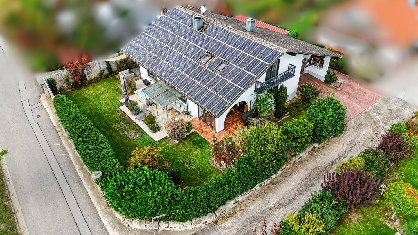 Großzügiges Einfamilienhaus in ruhiger Ortsrandlage von 84180 Loiching – PV Anlage – Whirlpool, 84180 Loiching
