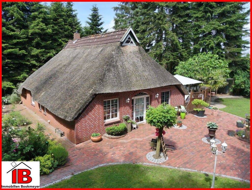 Reetdachwohnhaus auf hübsch angelegtem Grundstück in Stadland, 26936 Stadland