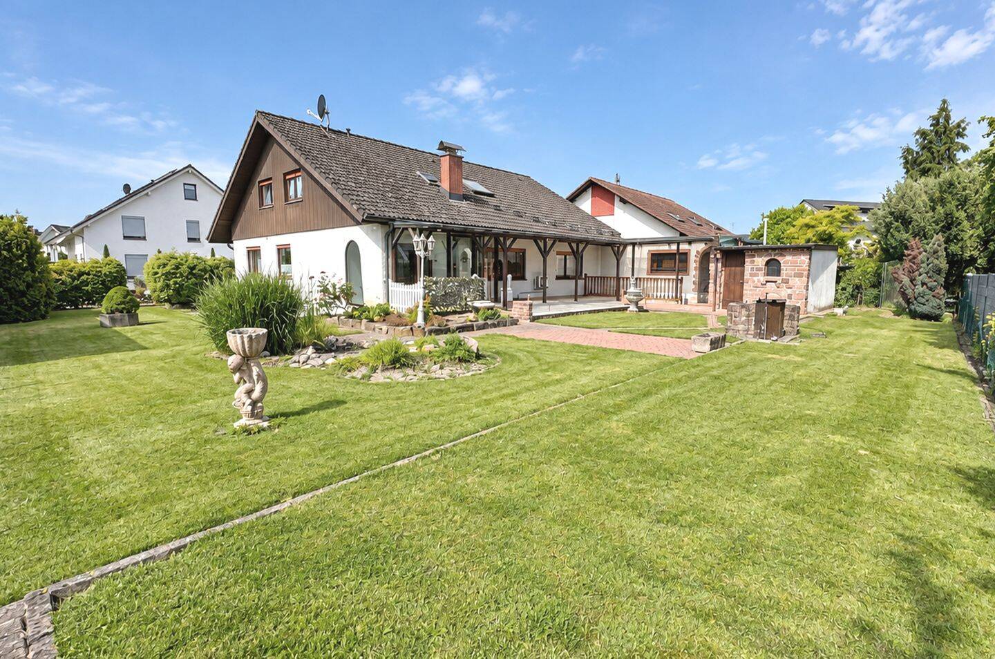 GROSSZÜGIGES ZWEIFAMILIENHAUS mit weitläufigem Garten und großer Garage, 76461 Muggensturm