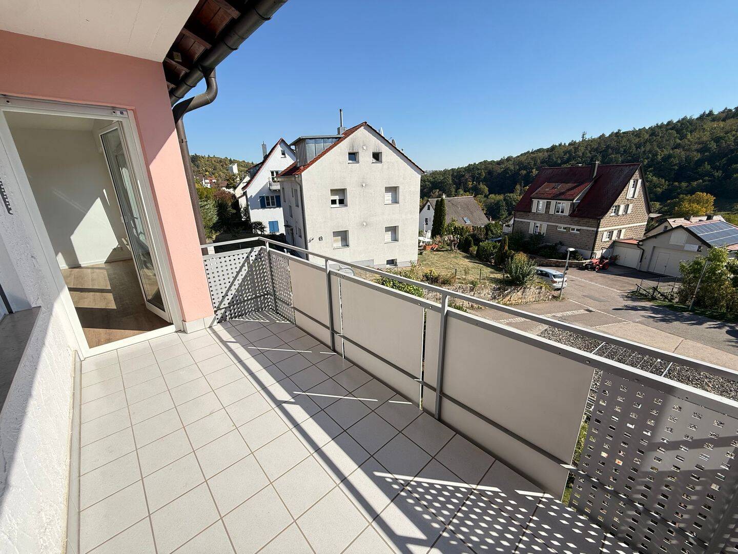 TOP: Renovierte 3-Zi.-Whg. mit Balkon und fantastischem Weitblick in Stuttgart-Rohracker, 70329 Stuttgart (Hedelfingen Obertürkheim Rohracker Uhlbach)