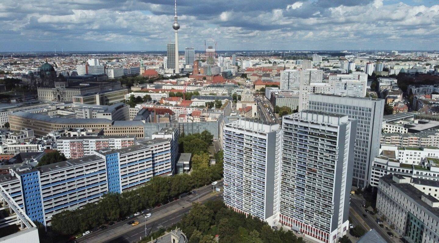 Bezugsfreie 3-Zimmer-Wohnung im 12. OG mit 2 Balkonen & spektakulärem Panoramablick über Berlin, 10117 Berlin (Mitte)