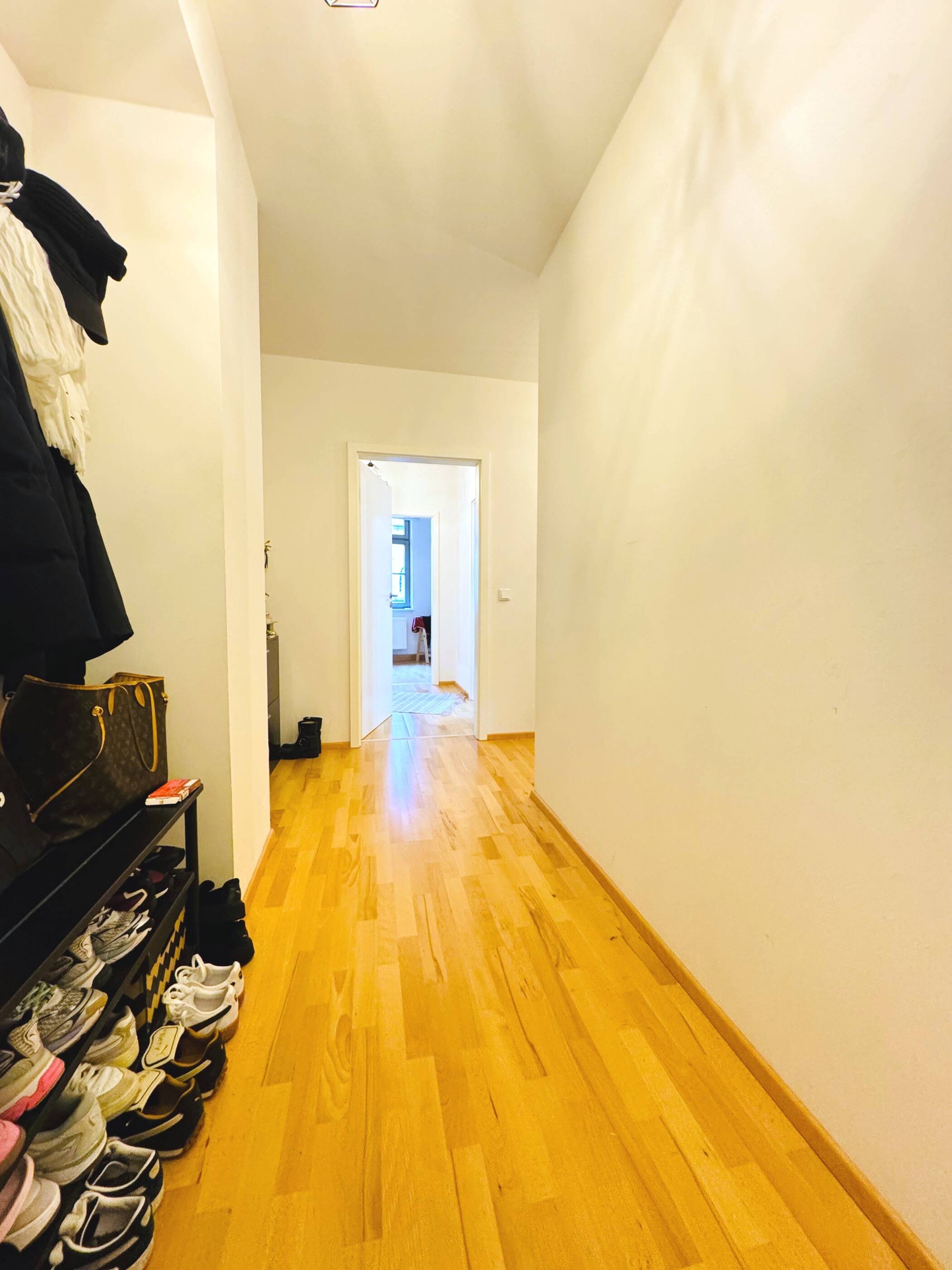 Hochwertige 3 Zimmer Wohnung im sanierten Baudenkmal, großes Bad,Parkettboden und Balkon zentral in Fürth., 90762 Fürth (Innenstadt)