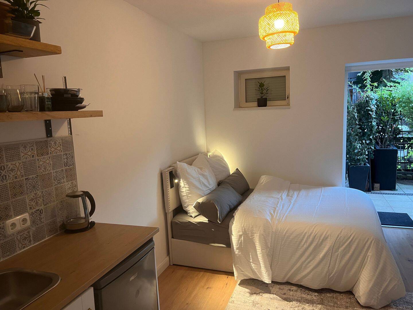 Exklusive, voll möblierte Studiowohnung mit Terrasse, privatem Kanusteg und direktem Kanalzugang in Hamburg-Uhlenhorst, 22085 Hamburg (Hamburg-Nord Barmbek-Süd Uhlenhorst)