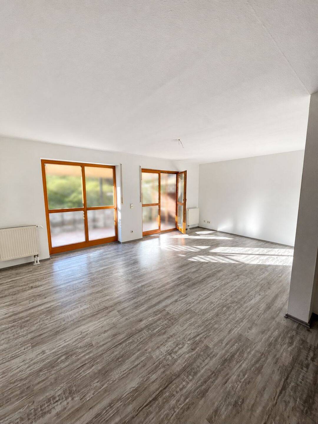 Gepflegtes Reihenmittelhaus mit ausgebautem Dachgeschoss, Terrasse und Garage, 92266 Ensdorf