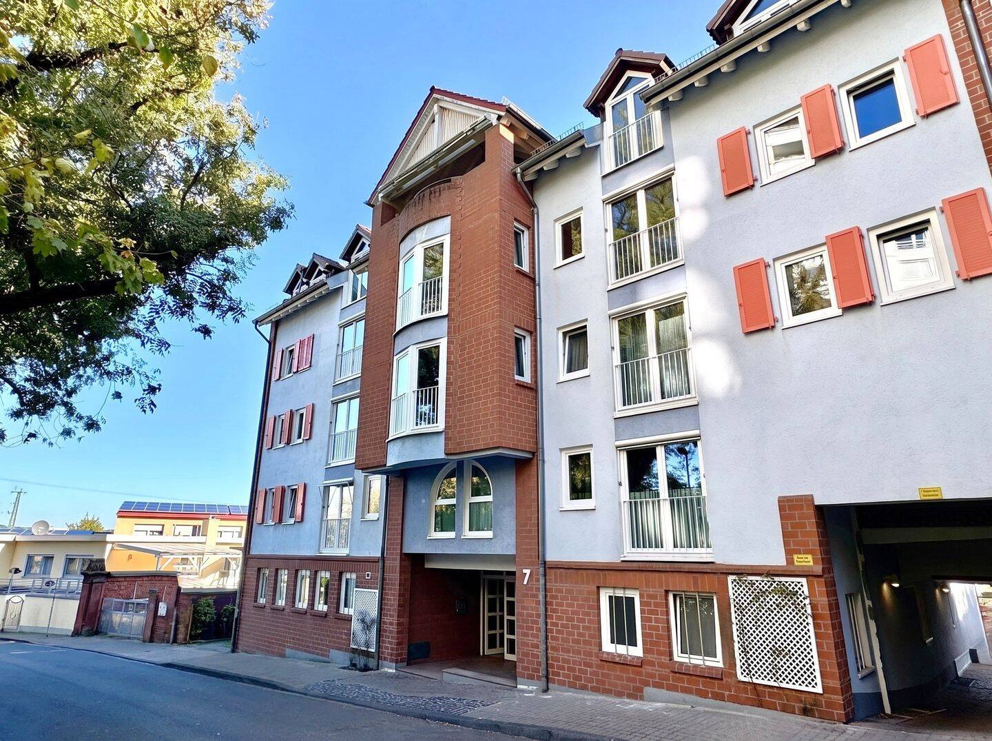 Attraktive Maisonette-Wohnung mit 2,5 Zimmern, Küche, Bad, Balkon sowie PKW-Stellplatz, 67663 Kaiserslautern (Innenstadt)