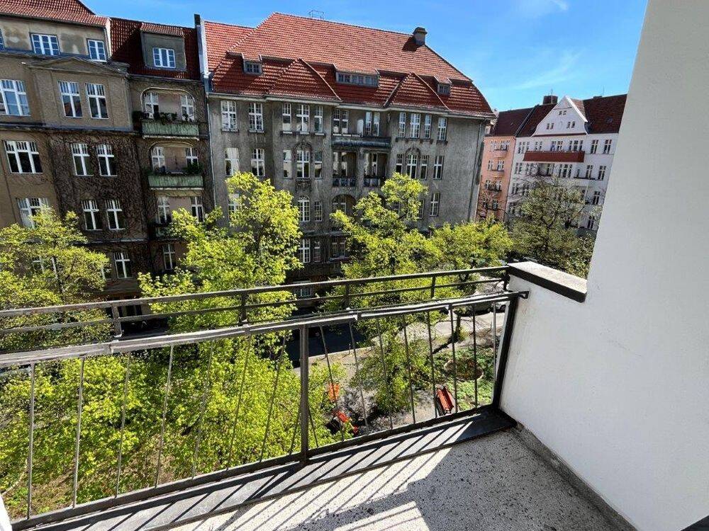 Aufzug und Balkon mit Blick auf den Maikäferplatz nahe Bayerischer Platz, 10825 Berlin (Tempelhof-Schöneberg Schöneberg Wilmersdorf)
